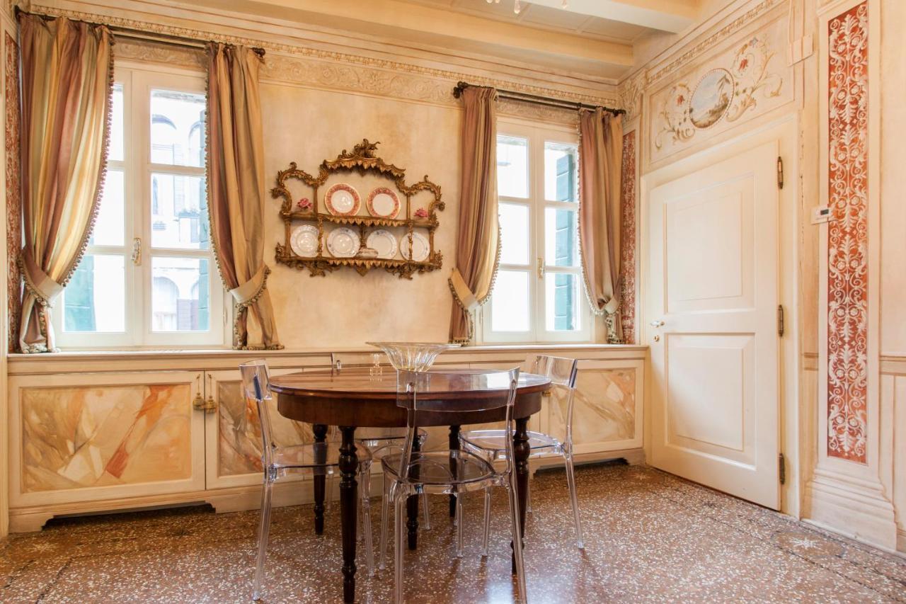 Explore From A Sophisticated Hideaway In San Polo Venedig